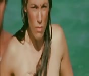 Donna nuda esce dall’acqua