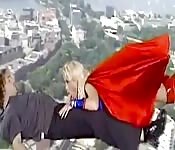 Superwoman scopa mentre vola in cielo