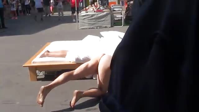 Coppia svizzera su un letto in pubblico