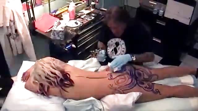 Tatuata si fa scopare dal tatuatore