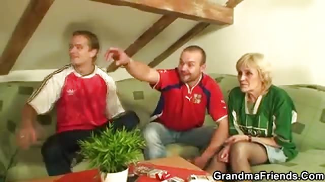 Due cazzi per una tardona bionda