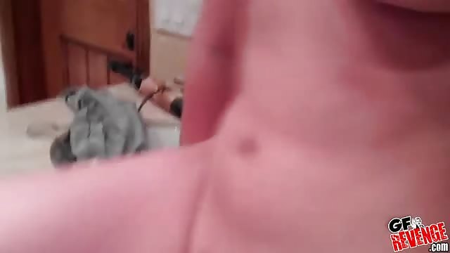 Amiche lesbiche fanno sesso in piscina